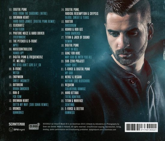 Een man met een stoppelbaard kijkt naar rechts. Links staat een tracklist voor 'Digital Punk Unleashed '15'.