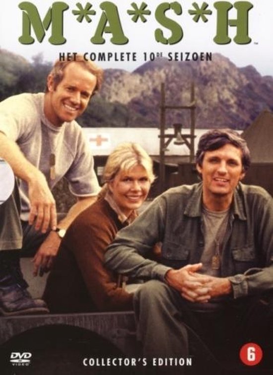 Titel MASH, Het Complete 10de Seizoen Collector's Edition DVD met drie hoofdrolspelers in de buitenlucht.