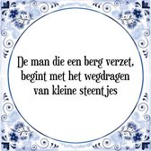 Tegeltje met Spreuk (Tegeltjeswijsheid): De man die een berg verzet, begint met het wegdragen van kleine steentjes + Kado verpakking & Plakhanger