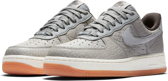 Nike Air Force 1 Premium Sportschoenen - Maat 38 - Vrouwen - grijs/beige Nike Air Force 1 Premium Sportschoenen - Maat 38 - Vrouwen - grijs/beige