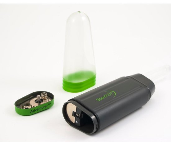 Zwarte SteriPEN Adventurer Opti met groen accent, dop en batterijcompartiment.