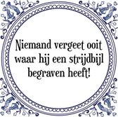 Tegeltje met Spreuk (Tegeltjeswijsheid): Niemand vergeet ooit waar hij een strijdbijl begraven heeft! + Kado verpakking & Plakhanger