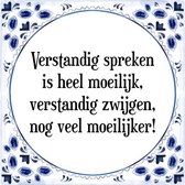 Tegeltje met Spreuk (Tegeltjeswijsheid): Verstandig spreken is heel moeilijk, verstandig zwijgen, nog veel moeilijker! + Kado verpakking & Plakhanger