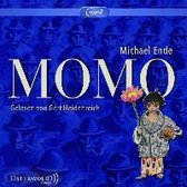 MOMO van Michael Ende, voorgelezen door Gert Heidenreich. Een meisje met een bloem in haar hand staat op een blauwe achtergrond met de tekst MOMO.