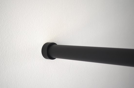 Zwarte garderobe stang / kapstok voor tussen twee muren (135-155 cm)