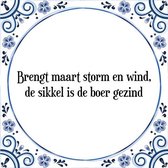 Tegeltje met Spreuk (Tegeltjeswijsheid): Brengt maart storm en wind, de sikkel is de boer gezind + Kado verpakking & Plakhanger