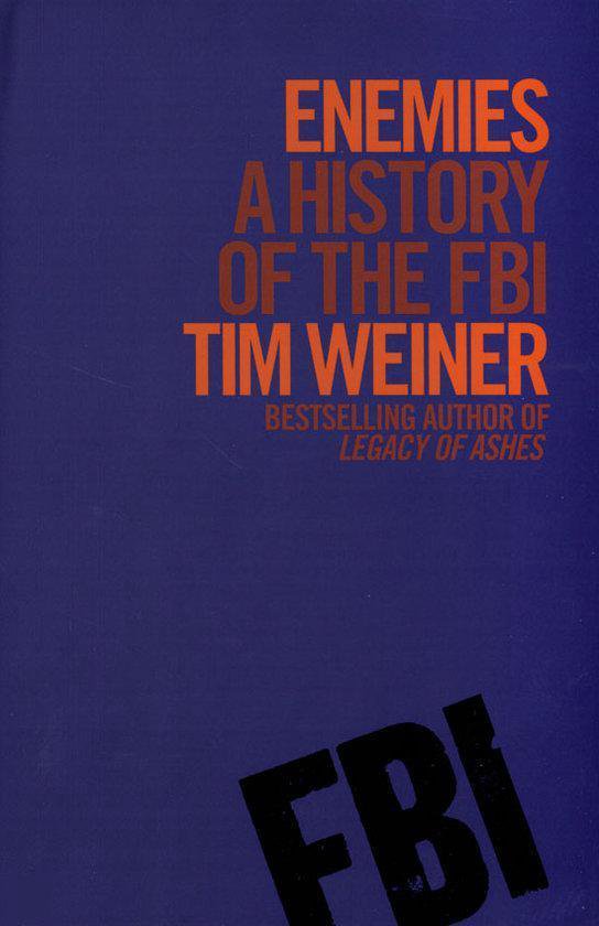 Boekomslag van "Enemies A History of the FBI" door Tim Weiner. Donkerblauwe achtergrond met oranje tekst.