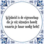 Tegeltje met Spreuk (Tegeltjeswijsheid): Wijsheid is de eigenschap die je uit situaties houdt waarin je haar nodig hebt! + Kado verpakking & Plakhanger