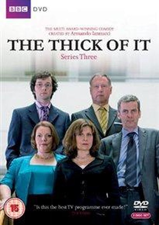 DVD hoes voor The Thick of It - Serie Drie, met vijf acteurs in formele kleding.