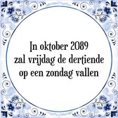 Tegeltje met Spreuk (Tegeltjeswijsheid): In oktober 2089 zal vrijdag de dertiende op een zondag vallen + Kado verpakking & Plakhanger