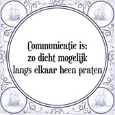 Tegeltje met Spreuk (Tegeltjeswijsheid): Communicatie is; zo dicht mogelijk langs elkaar heen praten + Kado verpakking & Plakhanger