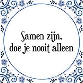 Tegeltje met Spreuk (Tegeltjeswijsheid): Samen zijn, doe je nooit alleen + Kado verpakking & Plakhanger