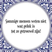 Tegeltje met Spreuk (Tegeltjeswijsheid): Sommige mensen weten niet wat geluk is tot ze getrouwd zijn! + Kado verpakking & Plakhanger