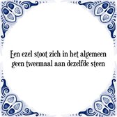 Tegeltje met Spreuk (Tegeltjeswijsheid): Een ezel stoot zich in het algemeen geen tweemaal aan dezelfde steen + Kado verpakking & Plakhanger