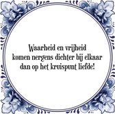 Tegeltje met Spreuk (Tegeltjeswijsheid): Waarheid en vrijheid komen nergens dichter bij elkaar dan op het kruispunt liefde! + Kado verpakking & Plakhanger