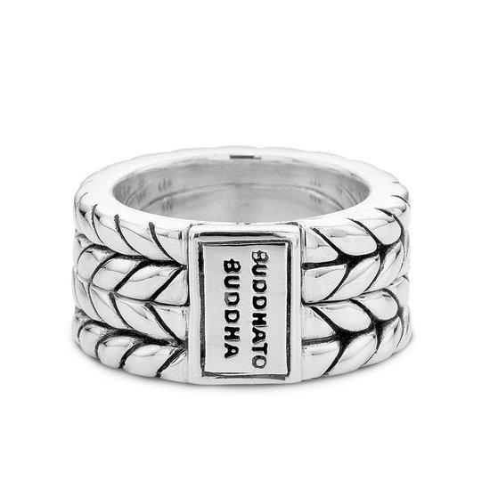 Zilveren ring met een gevlochten patroon en een rechthoekige plaat met 'BUDDHATO BUDDHA' in reliëf.