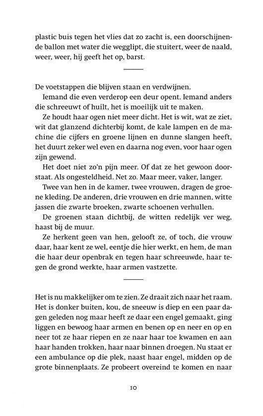 Twee soldaten in uniform, één met donker haar, de ander met blond haar. De scène speelt zich af op een wit veld.