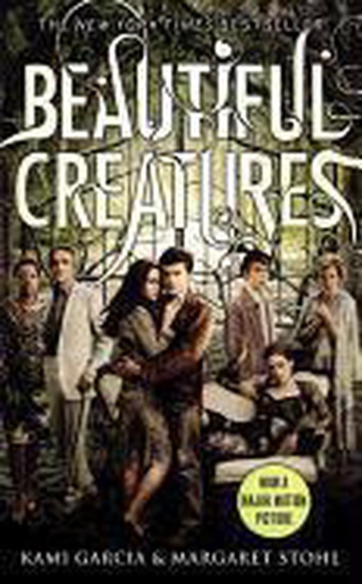 Boekomslag 'Beautiful Creatures' met een groep mensen, een verliefd stel vooraan, de titel in sierlijke letters.