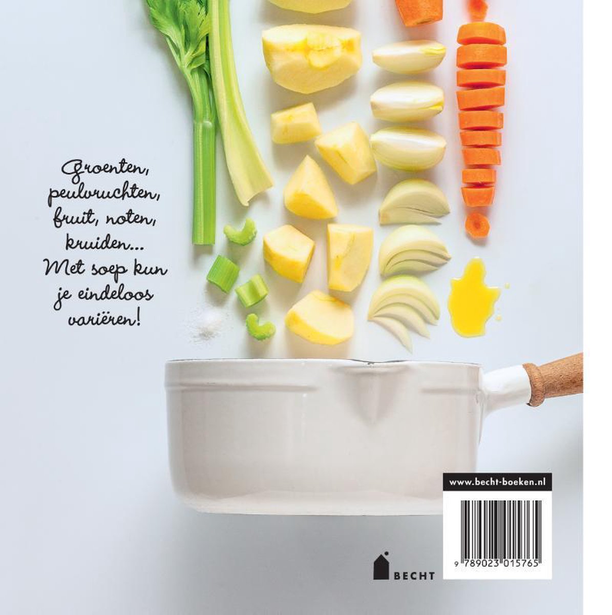 Achterkant van het kookboek 'Soep' met ingrediënten zoals selderij, appel, ui en wortel boven een pan.
