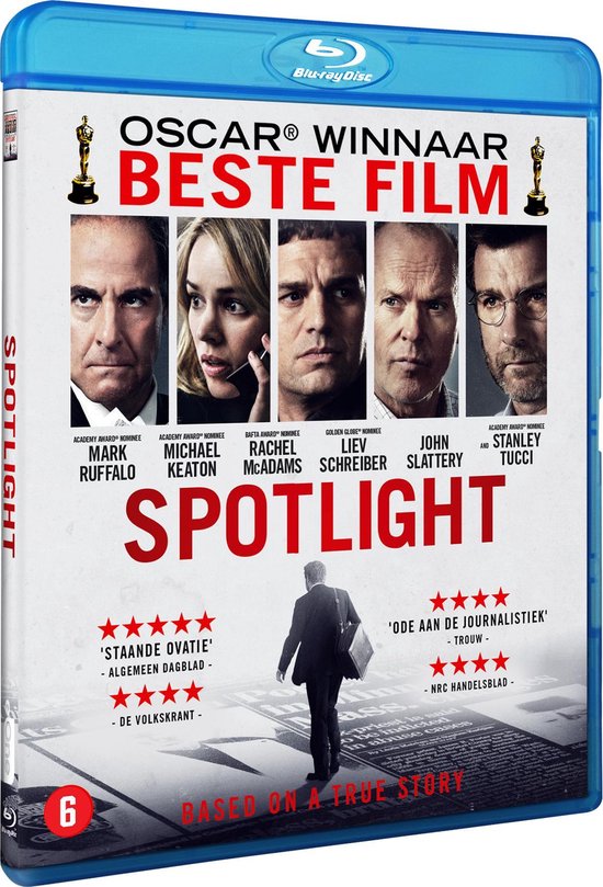 Blu-ray hoes "Spotlight". Oscar winnaar beste film. Gezichten van de hoofdrolspelers. Onderaan een man in pak.