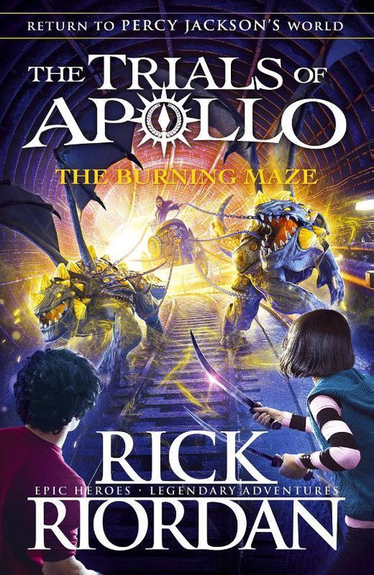 Boekomslag "The Trials of Apollo: The Burning Maze". Twee drakenachtige wezens trekken aan kettingen, terwijl twee kinderen met zwaarden zich voorbereiden op de strijd.