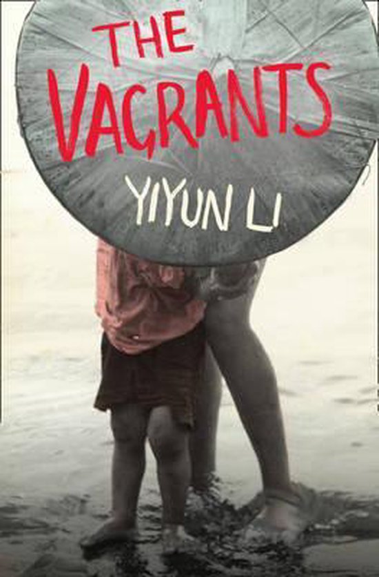 Boekomslag 'The Vagrants' van Yiyun Li. Een kind met een rood shirt en bruin rokje staat achter de benen van een volwassene.