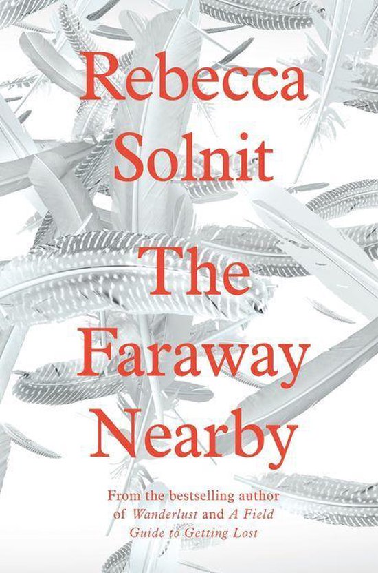 Boek "The Faraway Nearby" van Rebecca Solnit met veren op de voorkant.