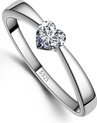 Zilveren ring met een hartvormige zirkonia en 'S925' gravure.