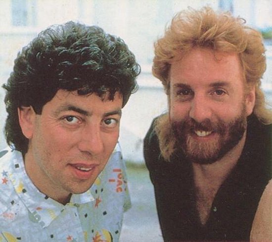 Andrew Gold en Graham Gouldman, de artiesten van The Wax Files, met krullend haar.