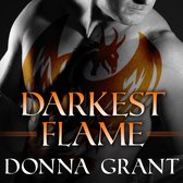 Een man met een vlammende draak op zijn borst en de titel "Darkest Flame" erop.