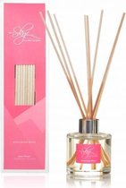 Een echte klassier, Romantische Roos | Reed Diffuser | Gaat zeer lang mee, minimaal 10 weken | Uitsluitend etherische oliën | Made in Scotland