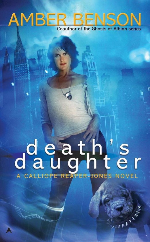 Amber Benson's 'Death's Daughter', een roman over Calliope Reaper-Jones, met een vrouw en een hond voor een stad met hoge gebouwen.
