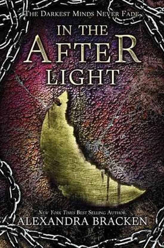 In The Afterlight, boekcover met een gebroken gouden sikkelmaan op een roze, ruw oppervlak, omringd door zilveren kettingen. Tekst: 'The Darkest Minds Never Fade', 'In The Afterlight', 'New York Times Best Selling Author Alexandra Bracken'.