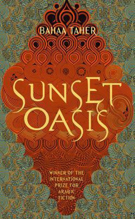 Boek 'Sunset Oasis' van Bahaa Taher met gouden letters op oranje en blauw decoratief patroon. Bekroond met de International Prize for Arabic Fiction.
