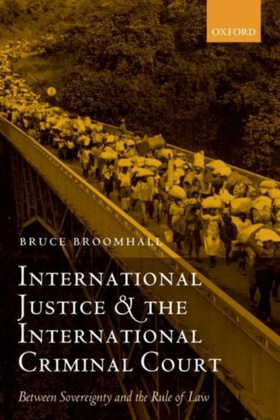 Couverture du livre 'International Justice & The International Criminal Court' par Bruce Broomhall, montrant un pont rempli de personnes avec des bagages.