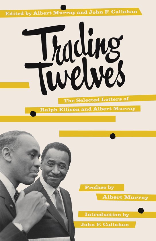 Boekomslag van 'Trading Twelves', met een foto van twee mannen, bewerkt door Albert Murray en John F. Callahan.
