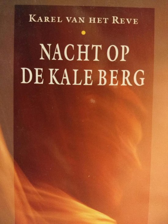 Boekomslag van Nacht op de kale berg door Karel van het Reve. Bruin met witte tekst.