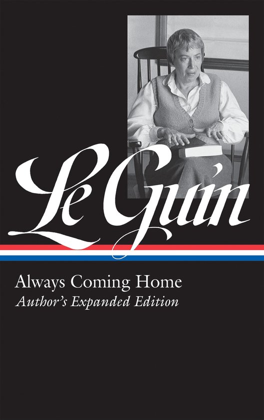 Photo noir et blanc d'Ursula K. Le Guin, assise, avec 'Le Guin Always Coming Home Author's Expanded Edition' en lettres blanches.