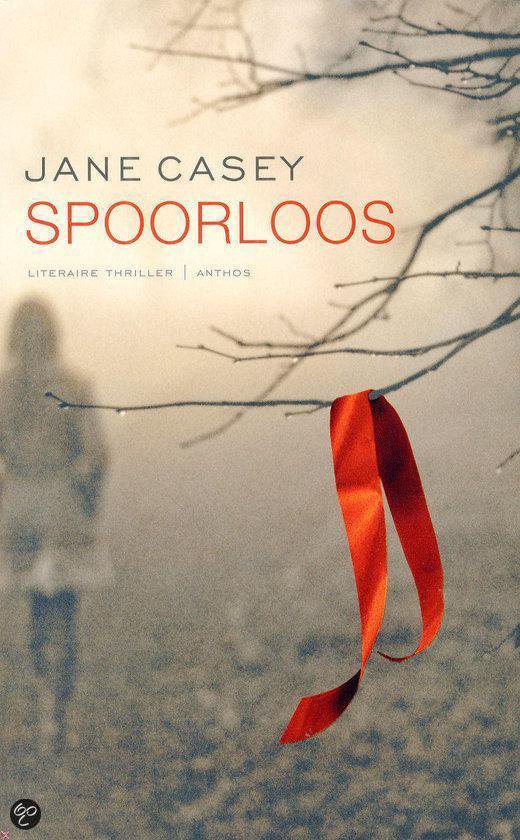 Boek "Spoorloos" van Jane Casey met een rode lint aan een boomtak. Een vage figuur van een vrouw staat op de achtergrond.