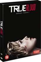 DVD-hoes met de tekst "TRUE BLOOD SEIZOEN / SAISON 7". Op de voorkant ligt een vrouw met blonde krullen en een bloedende traan. "16" en "10 EPISODES 4 DISCS" op de hoes.