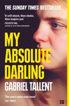 Boekcover: "MY ABSOLUTE DARLING" van Gabriel Tallent. Een close-up van een jong meisje op de voorgrond, met de titel in grote gele letters.