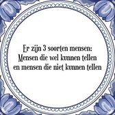 Tegeltje met Spreuk (Tegeltjeswijsheid): Er zijn 3 soorten mensen; Mensen die wel kunnen tellen en mensen die niet kunnen tellen + Kado verpakking & Plakhanger