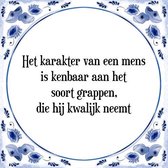 Tegeltje met Spreuk (Tegeltjeswijsheid): Het karakter van een mens is kenbaar aan het soort grappen, die hij kwalijk neemt + Kado verpakking & Plakhanger