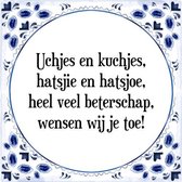 Tegeltje met Spreuk (Tegeltjeswijsheid): Uchjes en kuchjes, hatsjie en hatsjoe, heel veel beterschap, wensen wij je toe! + Kado verpakking & Plakhanger