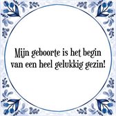 Tegeltje met Spreuk (Tegeltjeswijsheid): Mijn geboorte is het begin van een heel gelukkig gezin! + Kado verpakking & Plakhanger