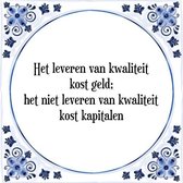 Tegeltje met Spreuk (Tegeltjeswijsheid): Het leveren van kwaliteit kost geld; het niet leveren van kwaliteit kost kapitalen + Kado verpakking & Plakhanger