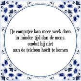 Tegeltje met Spreuk (Tegeltjeswijsheid): De computer kan meer werk doen in minder tijd dan de mens, omdat hij niet aan de telefoon hoeft te komen + Kado verpakking & Plakhanger