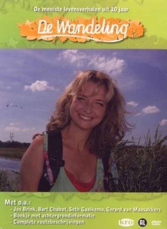 Een vrouw met blond haar en een rugzak, glimlacht. De tekst 'De Wandeling' staat in oranje letters. De ondertitel luidt 'De mooiste levensverhalen uit 10 jaar'.