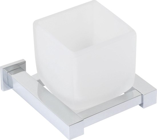 Matglazen beker op een glanzende chroomkleurige wandhouder.