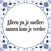 Tegeltje met Spreuk (Tegeltjeswijsheid): Alleen ga je sneller, samen kom je verder + Kado verpakking & Plakhanger